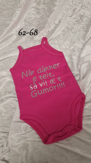Hovedbilde Når dokker e teit body 62/68